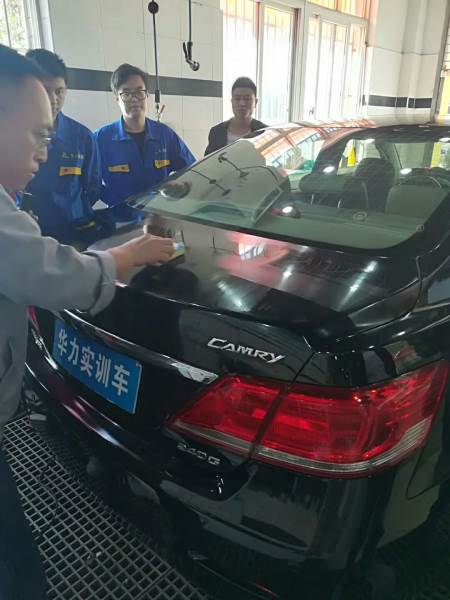 汽車學員實操現(xiàn)場