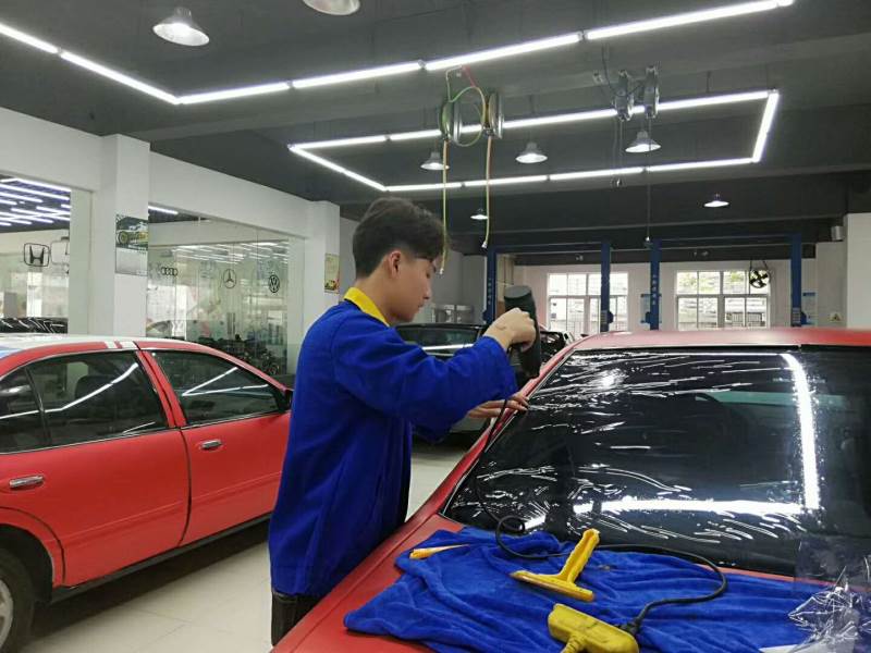 汽車學員實操現(xiàn)場