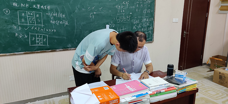老師臺上指導